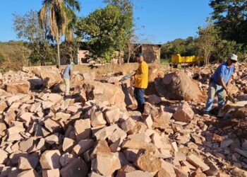 Secretaria de Obras inicia pavimentação com paralelepípedo em bairros de Camapuã