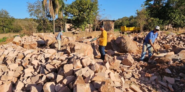 Secretaria de Obras inicia pavimentação com paralelepípedo em bairros de Camapuã