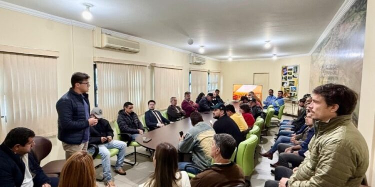 Autoridades e produtores debatem controle da mosca-do-estábulo em Costa Rica