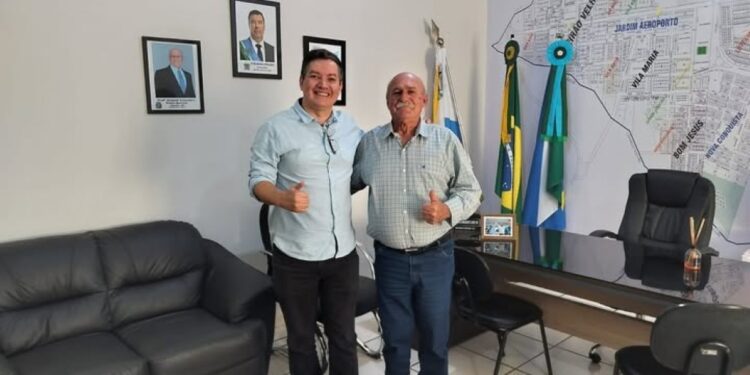 Juvenal Consolaro dá boas-vindas ao novo gerente do Banco do Brasil em Figueirão