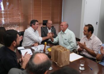 Prefeito de Figueirão Juvenal, discute infraestrutura em encontro com governador Riedel