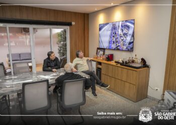 Empresa Boibras é visitada por prefeito Leocir Montanha, que destaca atendimento a trabalhadores estrangeiros