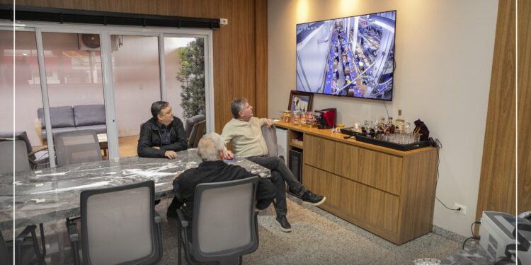 Empresa Boibras é visitada por prefeito Leocir Montanha, que destaca atendimento a trabalhadores estrangeiros