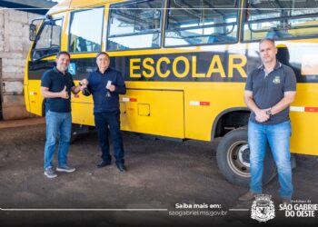Dois novos ônibus reforçam transporte escolar de São Gabriel do Oeste