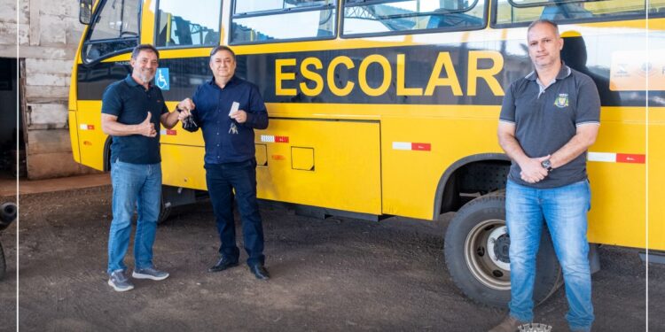 Dois novos ônibus reforçam transporte escolar de São Gabriel do Oeste