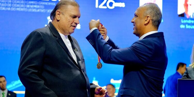 Prefeito Claudião foi reconhecido com título de Cidadão Benemérito e Medalha de Honra Legislativa em Campo Grande
