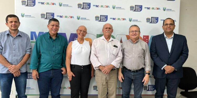 Prefeito Juvenal Consolaro pede implantação de projeto habitacional em reunião com AGEHAB