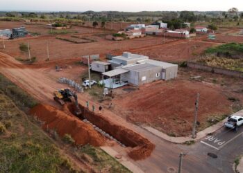 Prefeito Weliton Guimarães fiscaliza instalação de drenagem no Jardim Alegre antes do asfaltamento