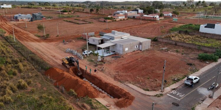 Prefeito Weliton Guimarães fiscaliza instalação de drenagem no Jardim Alegre antes do asfaltamento