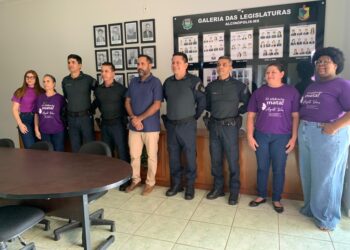 Prefeito Weliton Guimarães participa de palestra do Agosto Lilás sobre violência de gênero