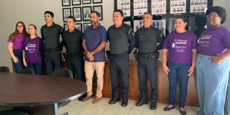 Prefeito Weliton Guimarães participa de palestra do Agosto Lilás sobre violência de gênero