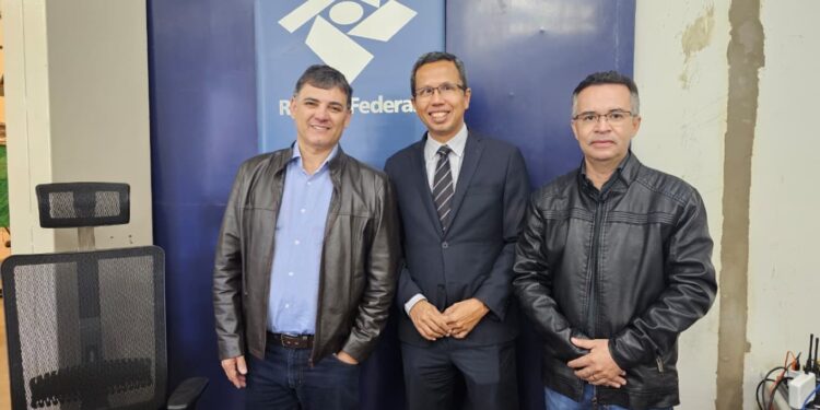 Manoel Nery e Jean Carlos participam de entrega de pneus apreendidos à prefeitura de Camapuã