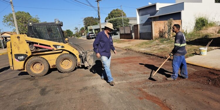 Secretaria de Obras de Camapuã realiza melhorias em vias urbanas
