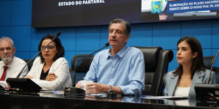 Dagoberto Nogueira conduz seminário do PNE e defende valorização docente em Campo Grande