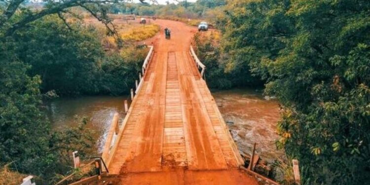 Prefeitura de Jaraguari recupera em 4 dias a ponte do Assentamento Estrela após acidente