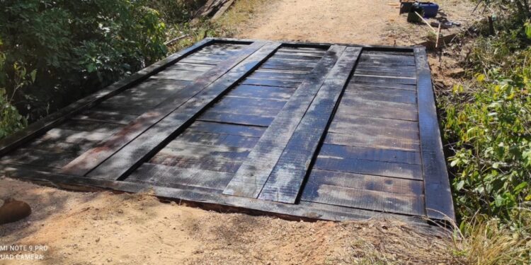 Secretaria de Obras reforça infraestrutura com manutenção em ponte sobre o córrego Grota