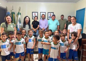 Alunos da Educação Infantil visitam gabinete do prefeito Weliton Guimarães
