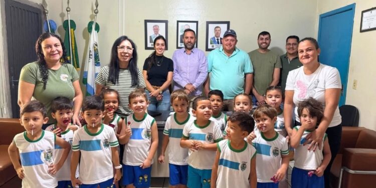 Alunos da Educação Infantil visitam gabinete do prefeito Weliton Guimarães