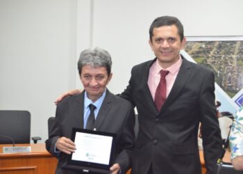 Averaldo Oliveira Fernandes Recebe Título de Mérito Legislativo por Contribuições ao Desenvolvimento de Figueirão