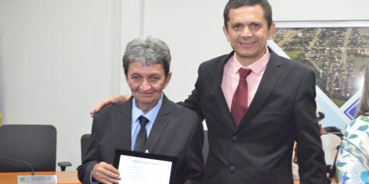 Averaldo Oliveira Fernandes Recebe Título de Mérito Legislativo por Contribuições ao Desenvolvimento de Figueirão
