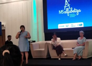 Professora de Figueirão participa de encontro estadual do MS Alfabetiza
