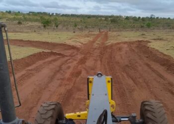 Prefeitura de Figueirão executa manutenção em estrada da Fazenda Ramalhete e amplia acessibilidade rural