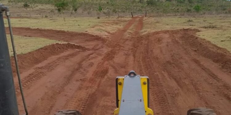Prefeitura de Figueirão executa manutenção em estrada da Fazenda Ramalhete e amplia acessibilidade rural
