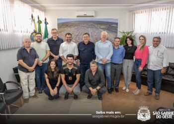 Leocir Montanha oficializa nomeação de Edivaldo Siqueira para a Educação
