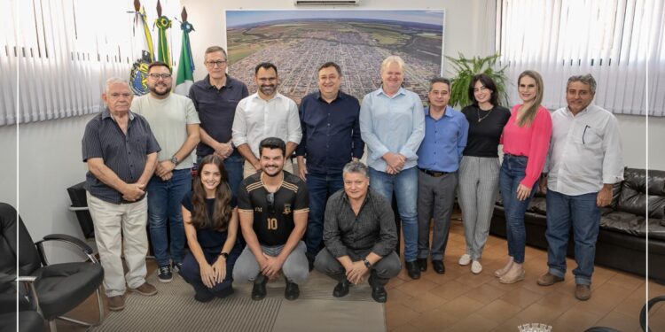 Leocir Montanha oficializa nomeação de Edivaldo Siqueira para a Educação
