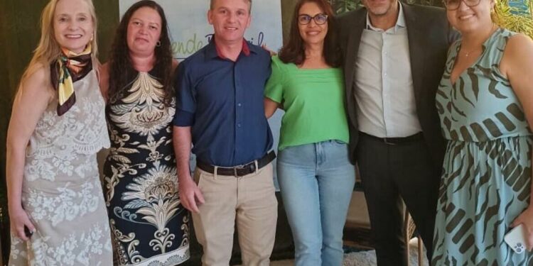 Prefeitura de Figueirão participa de fórum para implementar novas diretrizes educacionais