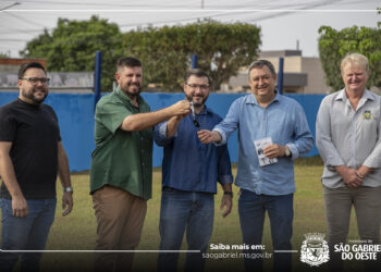 Leocir Montanha formaliza entrega de veículo para ampliar atendimento da Associação Restaurar