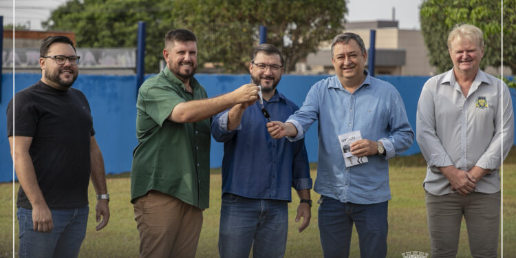 Leocir Montanha formaliza entrega de veículo para ampliar atendimento da Associação Restaurar
