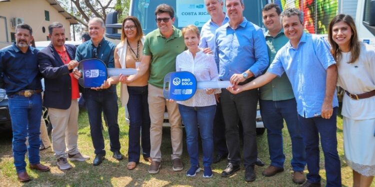 Caminhão baú é entregue a Costa Rica em ação com convênio federal e apoio do Estado