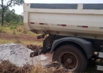 Figueirão aplica calcário em propriedades familiares para melhorar fertilidade do solo
