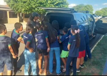 Alunos de Figueirão participam de aula do PROERD com visita de policiais militares