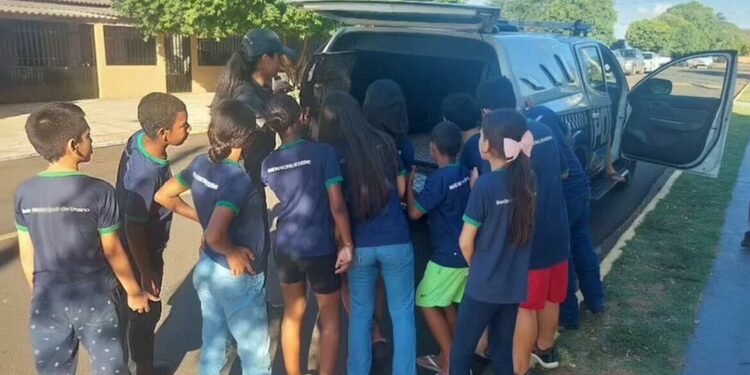 Alunos de Figueirão participam de aula do PROERD com visita de policiais militares