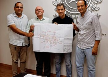 Juvenal Consolaro protocola em reunião projetos de drenagem e asfaltamento para Figueirão