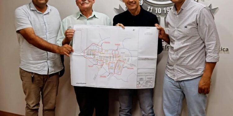 Juvenal Consolaro protocola em reunião projetos de drenagem e asfaltamento para Figueirão