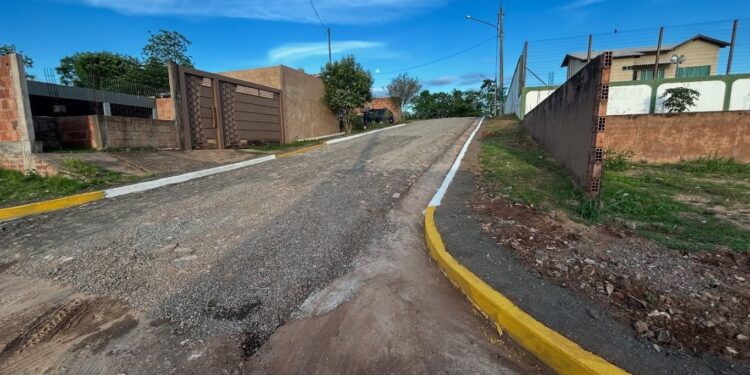 Secretário Jean Carlos entrega pavimentação integral da Rua José Dias Vieira no Bairro Vale do Sol
