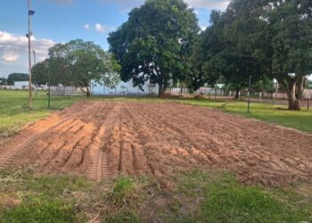 Jean Carlos acompanha manutenção de quadra e implantação de iluminação na Vila Industrial