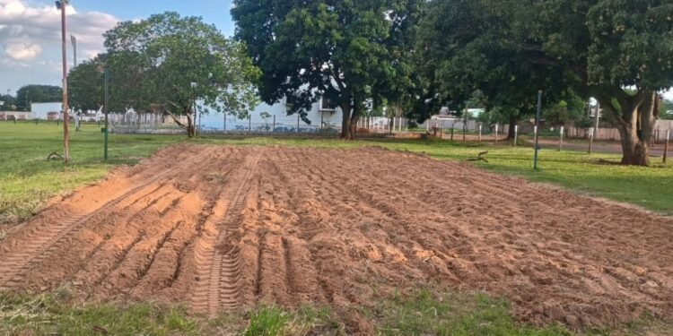 Jean Carlos acompanha manutenção de quadra e implantação de iluminação na Vila Industrial