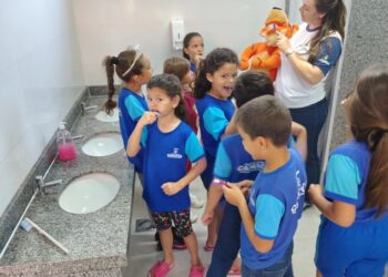 Escola de Camapuã recebe equipe da saúde para orientação sobre higiene bucal