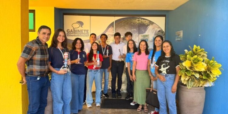 Prefeito Cleverson reconhece desempenho de alunos de Costa Rica premiados em jornada nacional de foguetes