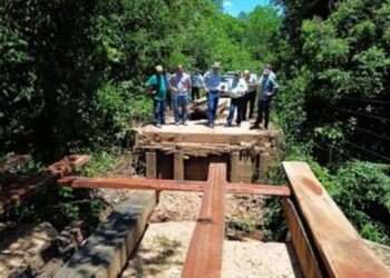 Juvenal Consolaro vistoria obra na região dos Morrinhos ao lado da equipe técnica