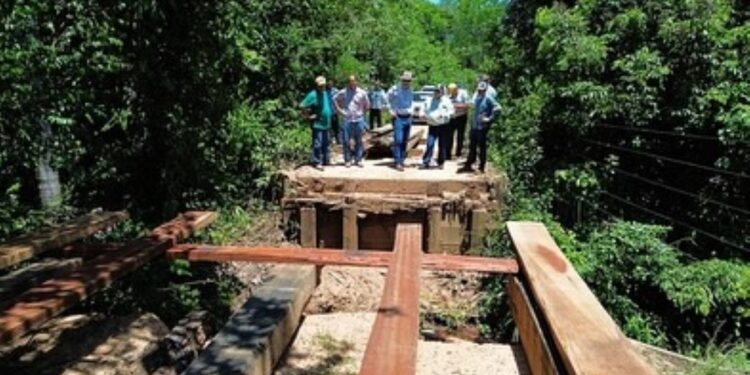 Juvenal Consolaro vistoria obra na região dos Morrinhos ao lado da equipe técnica