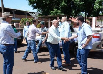 Prefeito Juvenal Consolaro acompanha visita de secretário estadual a propriedades rurais em Figueirão