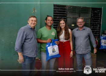 Prefeito Leocir Montanha realiza distribuição de uniformes na unidade de triagem