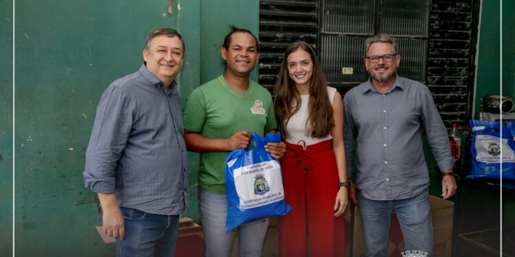 Prefeito Leocir Montanha realiza distribuição de uniformes na unidade de triagem