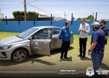Leocir Montanha entrega novo carro para a saúde de São Gabriel do Oeste