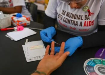 Dezembro Vermelho reforça prevenção combinada, testagem e cuidado contínuo às pessoas vivendo com HIV/AIDS em MS